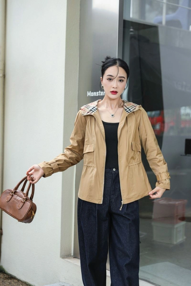 Minimalist Burberry Outwear 104227