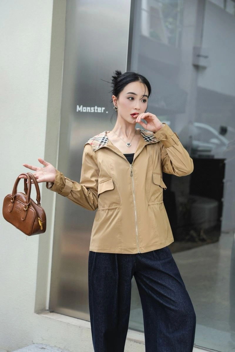Minimalist Burberry Outwear 104227