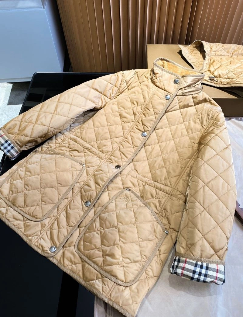 Versatile Burberry Outwear 104126