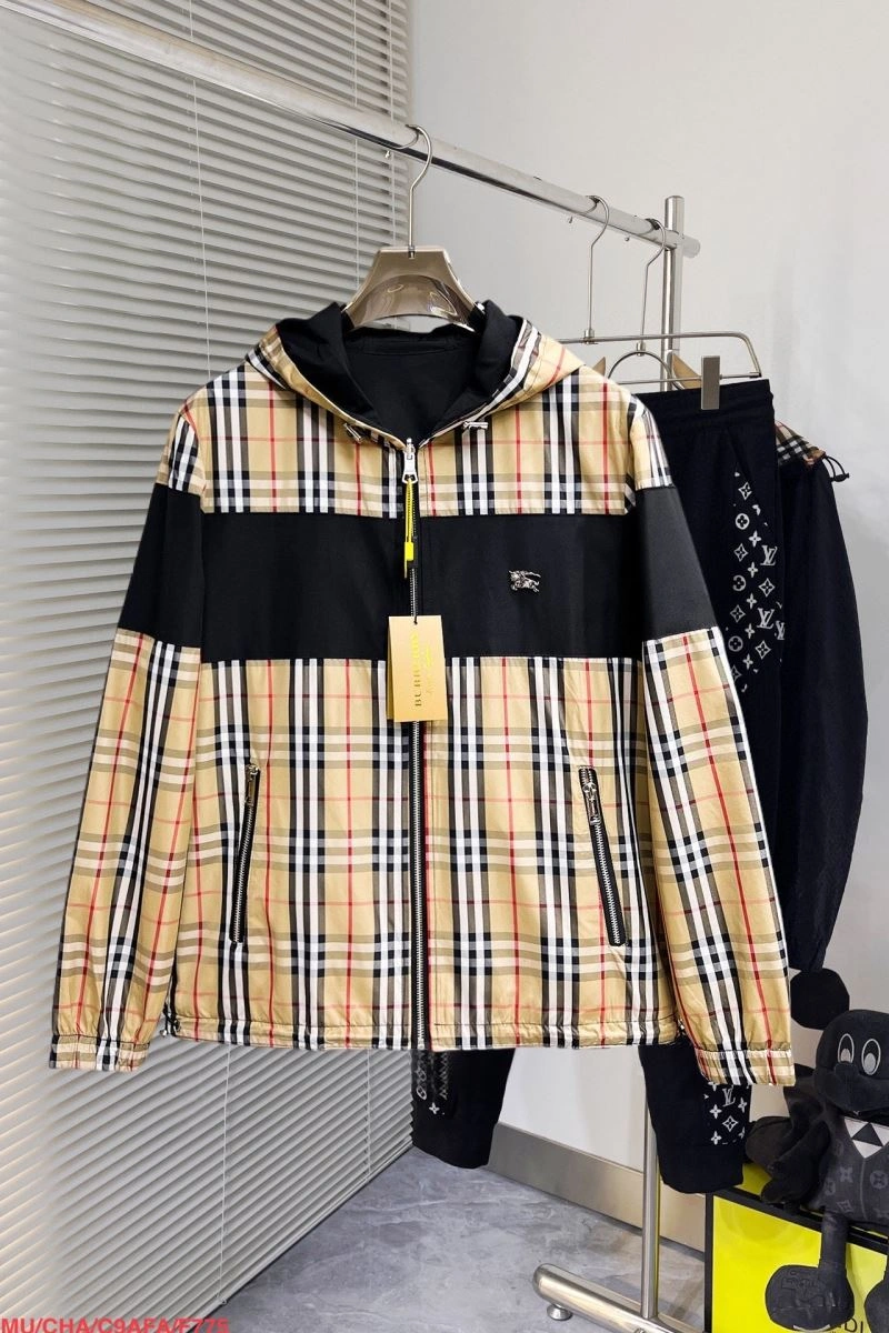 Lightweight Burberry Outwear 102359