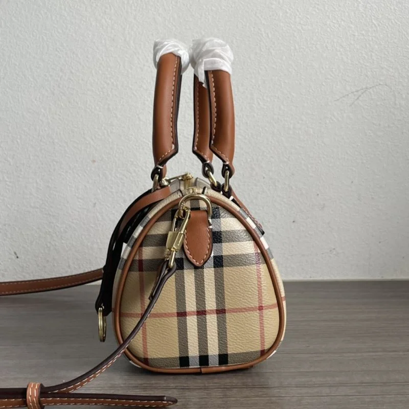 Trendsetting Burberry Pillow Bags 38104