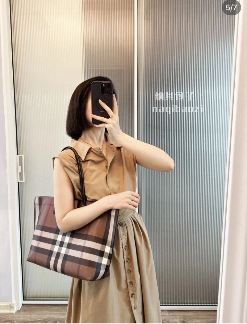 Burberry Shopping Bags Unisex 64496