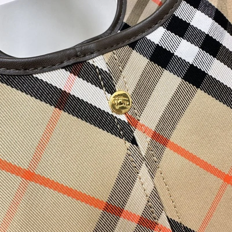 Burberry Shopping Bags ZipUp 51659