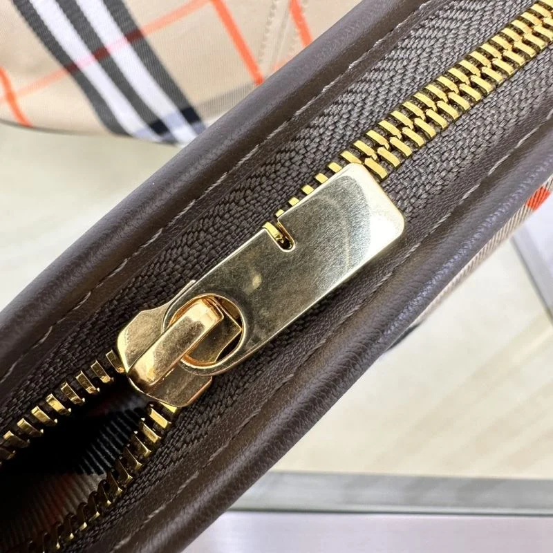 Burberry Shopping Bags ZipUp 51659