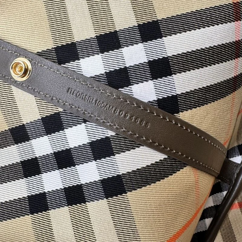 Burberry Shopping Bags ZipUp 51659