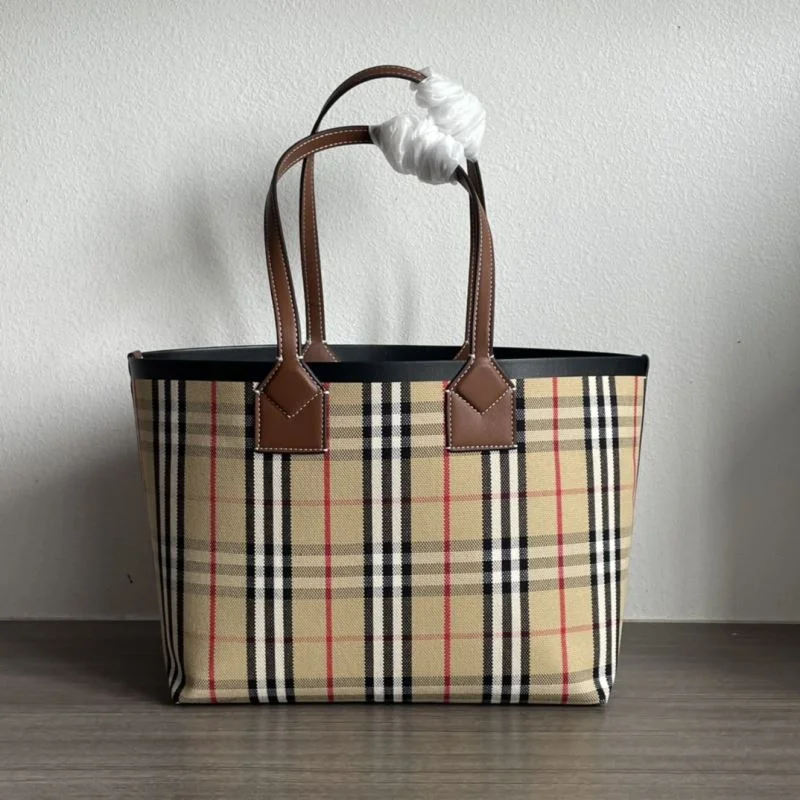 Burberry Shopping Bags UrbanChic 37902