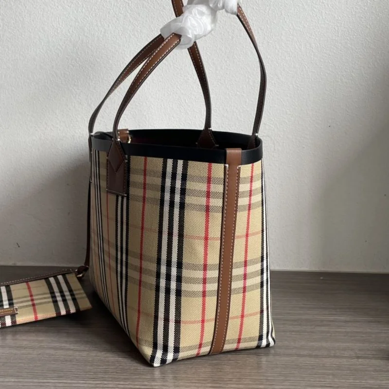 Burberry Shopping Bags UrbanChic 37902