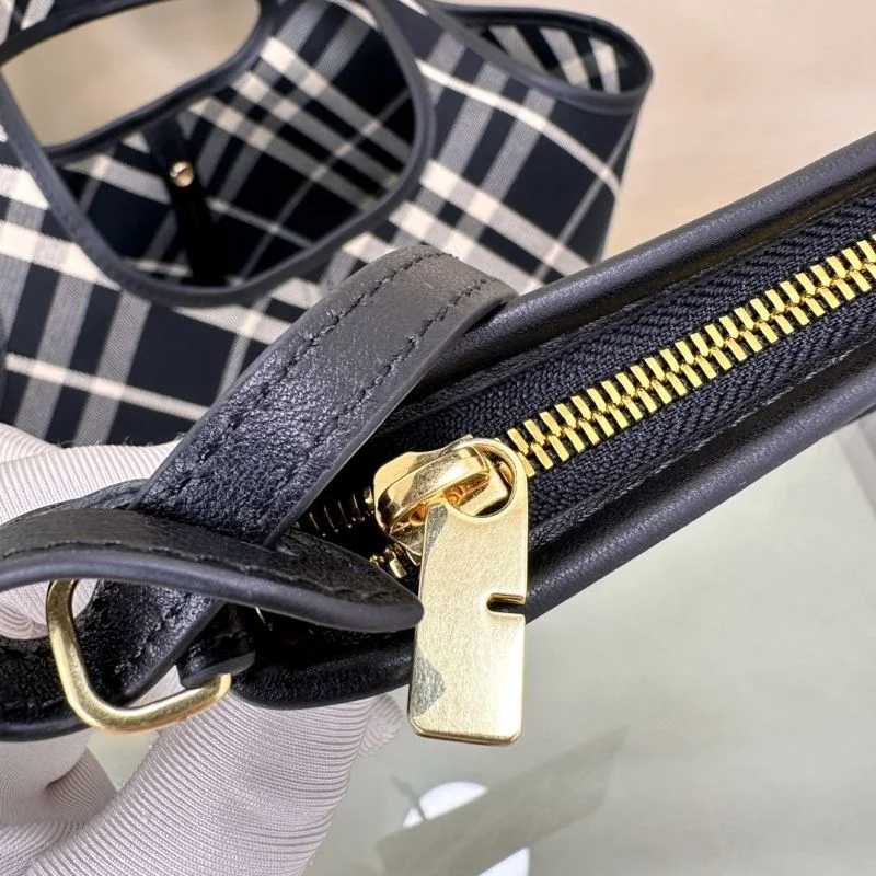 Lightweight Burberry Shopping Bags 37875