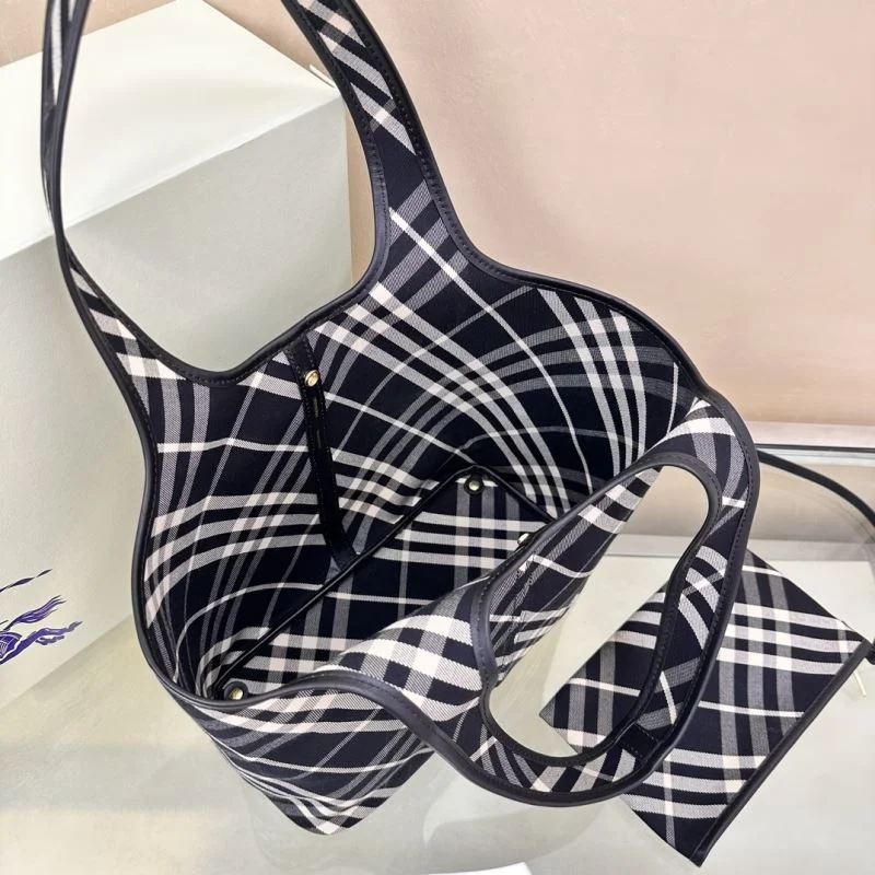 Lightweight Burberry Shopping Bags 37875