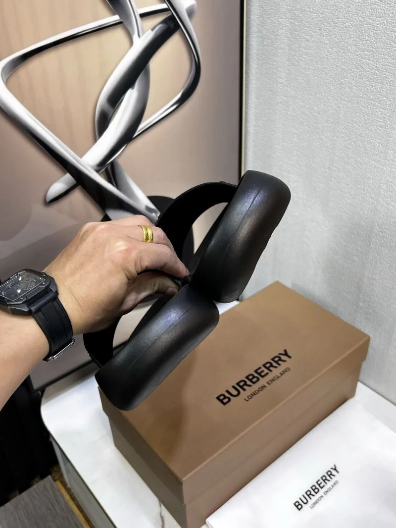Timeless Burberry Slippers 17130