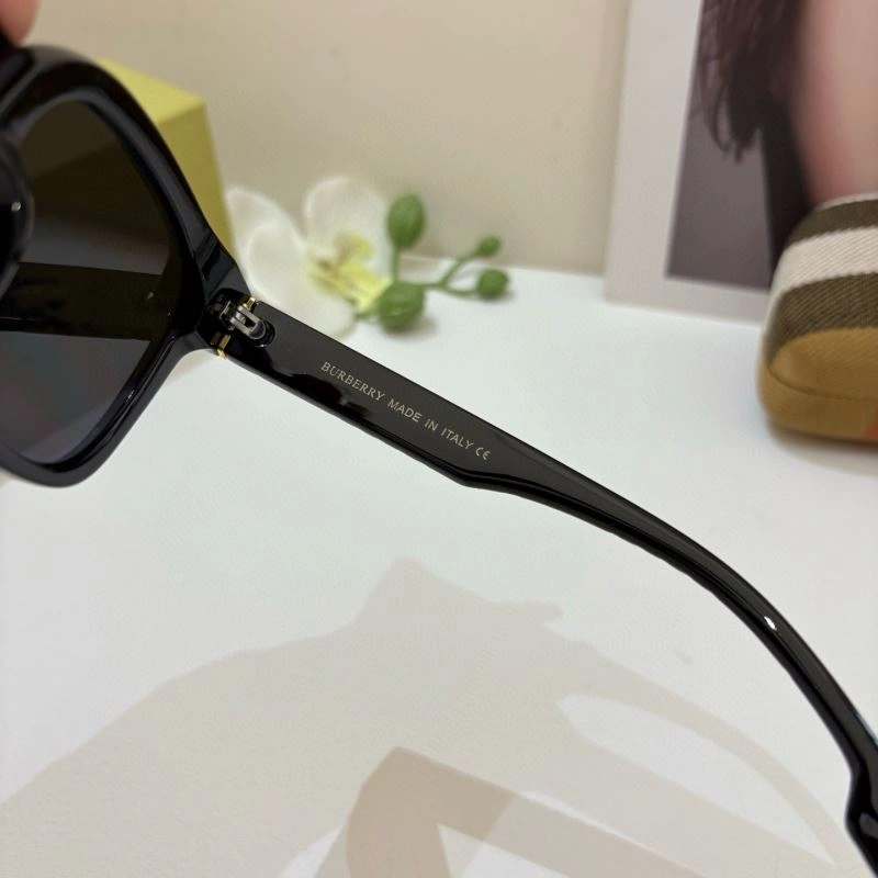 Burberry Sunglasses Classic 277128