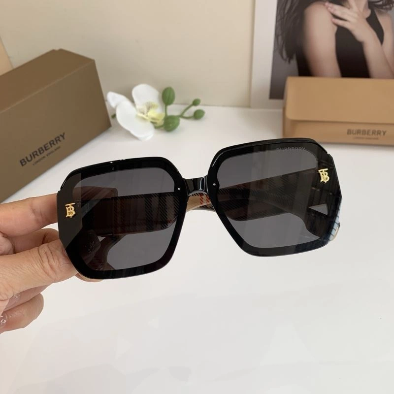 FashionForward Burberry Sunglasses 277145