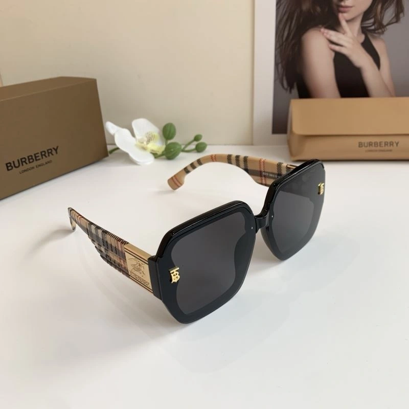 FashionForward Burberry Sunglasses 277145