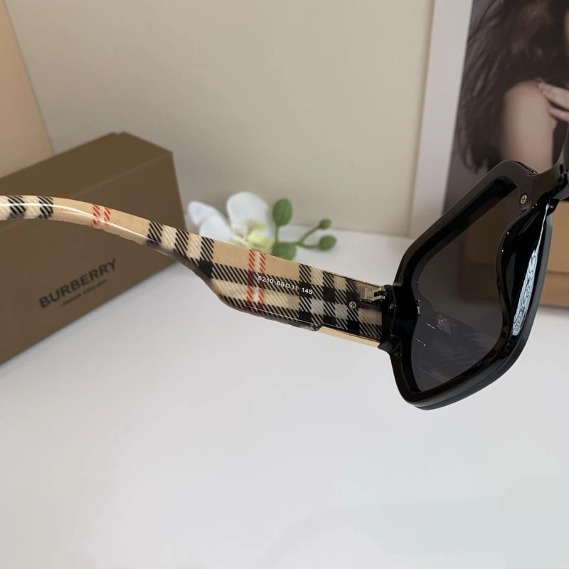 FashionForward Burberry Sunglasses 277145