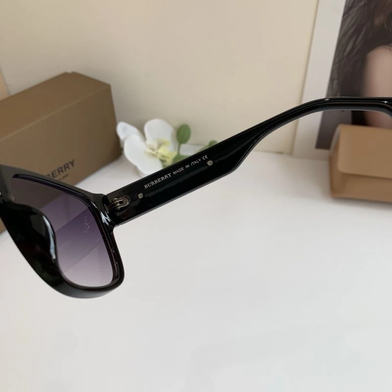 Burberry Sunglasses Compact 277095