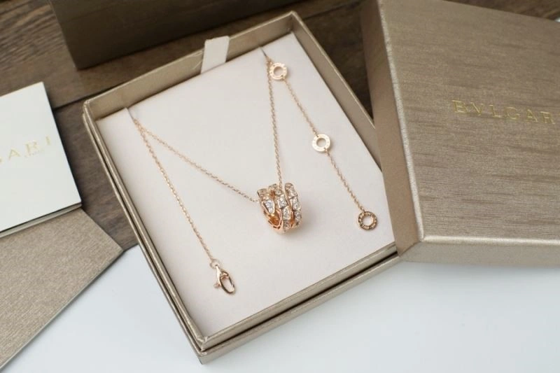 Sleek Bvlgari Necklaces 216009