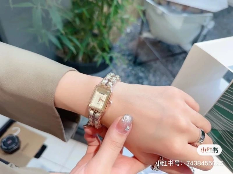 Functional CHANEL Watches 181613