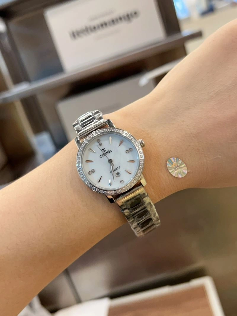 Compact CHANEL Watches 181562