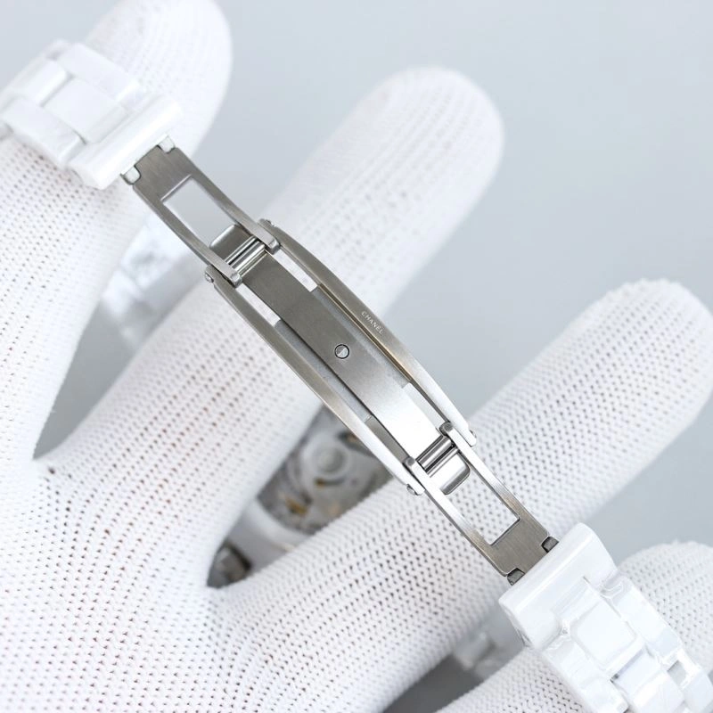 Sleek CHANEL Watches 181569