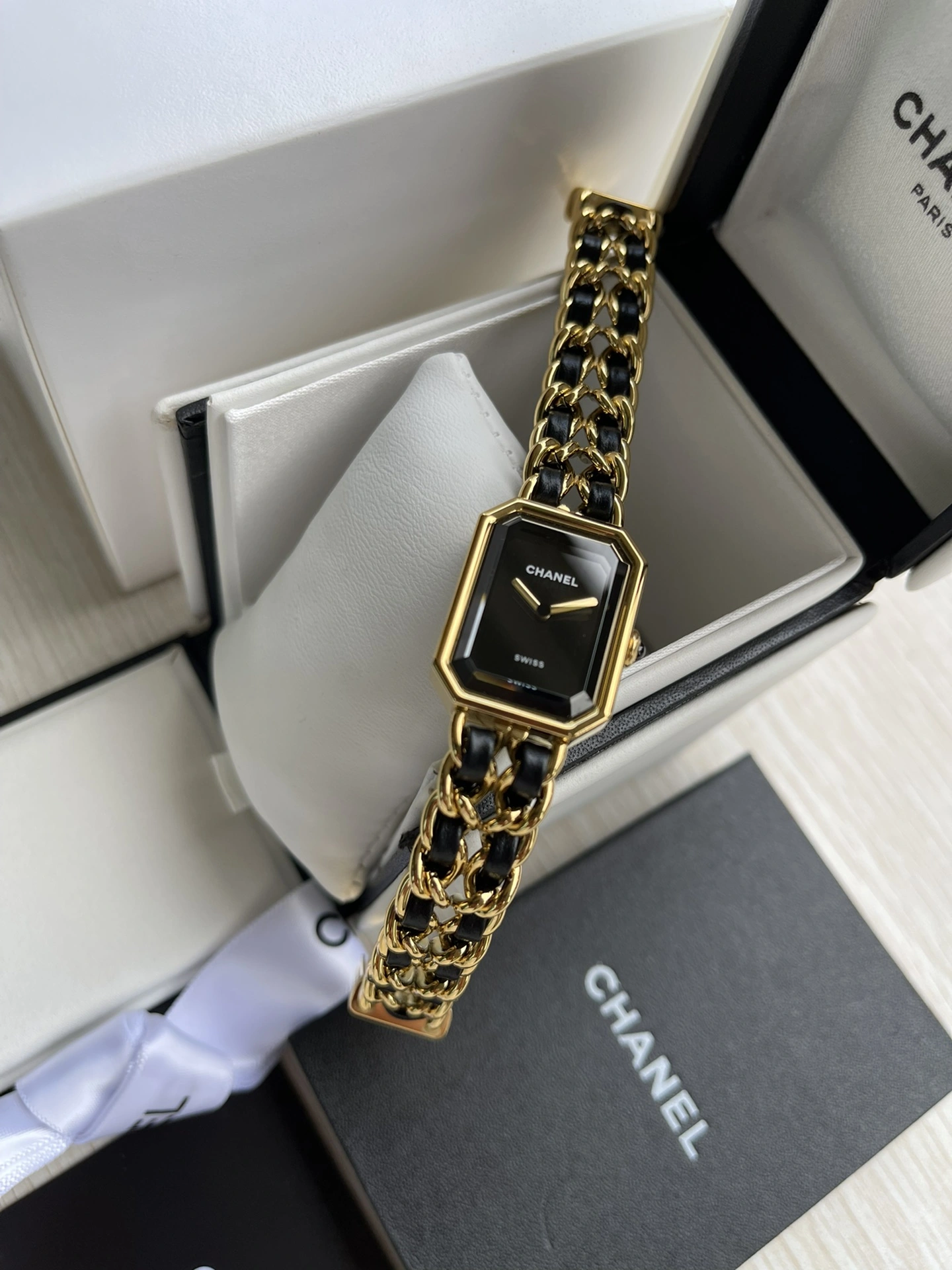 Sleek CHANEL Watches 181454