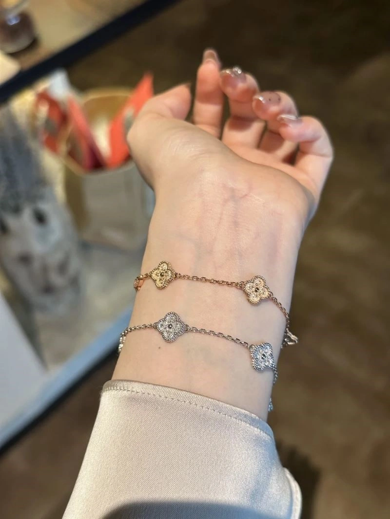 Sleek Cartier Bracelets 217196