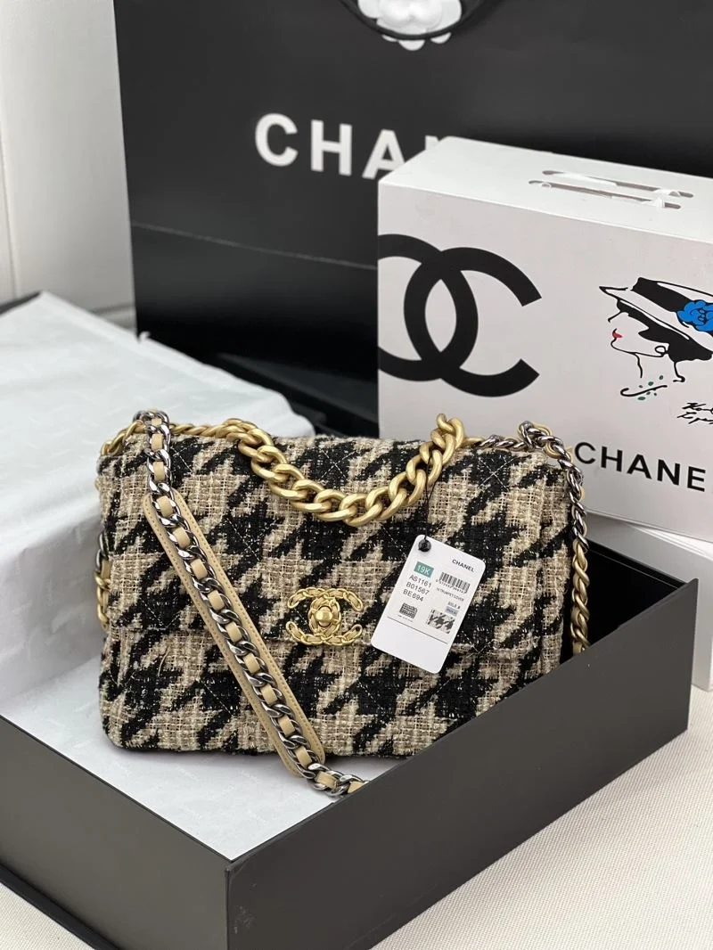 Chanel 19 Bags Effortless 55519