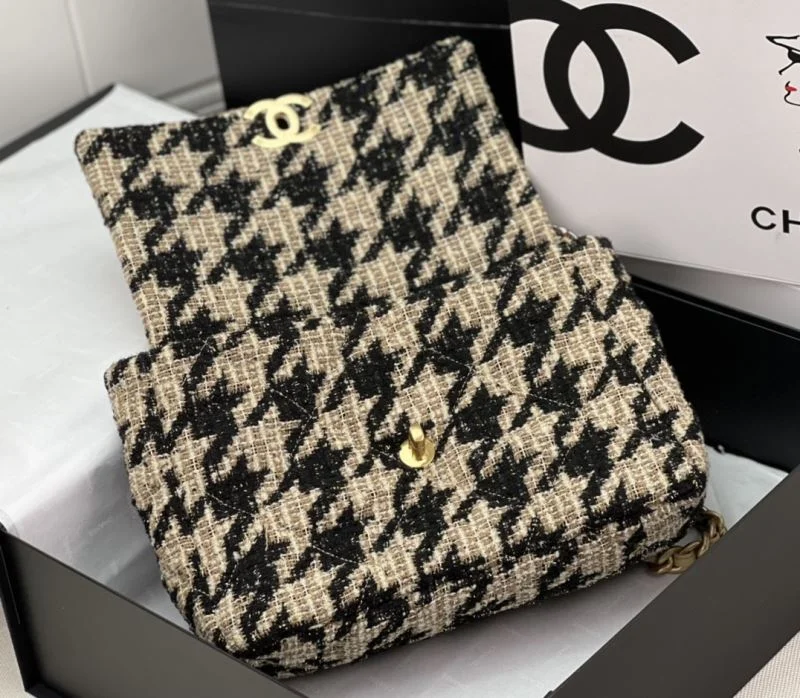 Chanel 19 Bags Effortless 55519