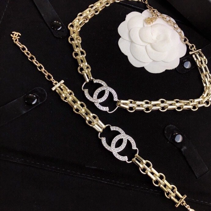 RelaxedFit Chanel Bracelets 230340