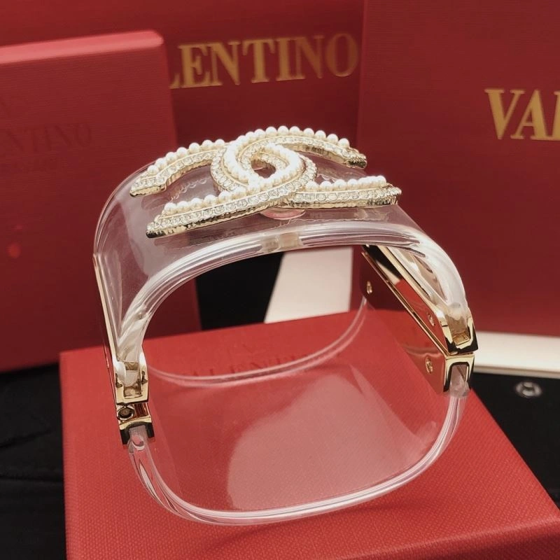 Snug Chanel Bracelets 229323