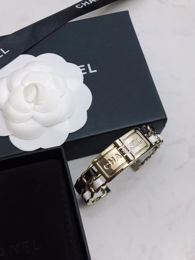Chanel Bracelets Stylish 229304