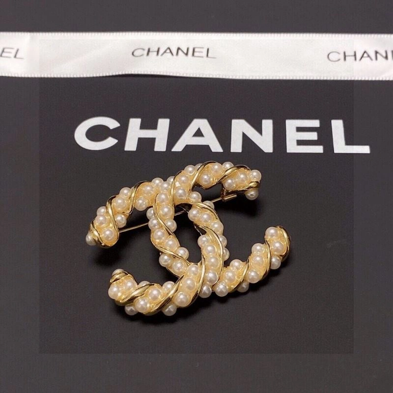 Trendsetting Chanel Brooches 231396