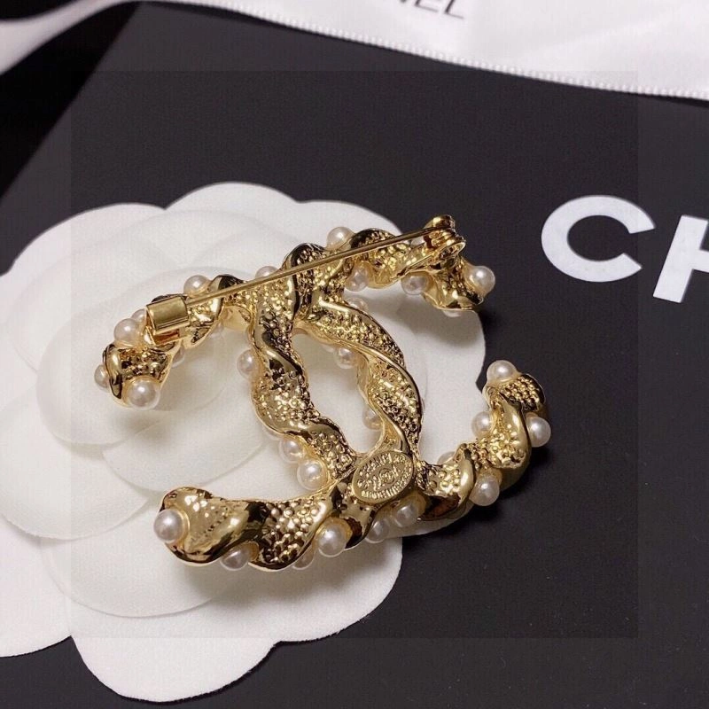 Trendsetting Chanel Brooches 231396