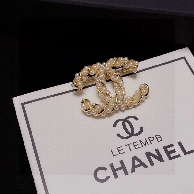 Trendsetting Chanel Brooches 231396