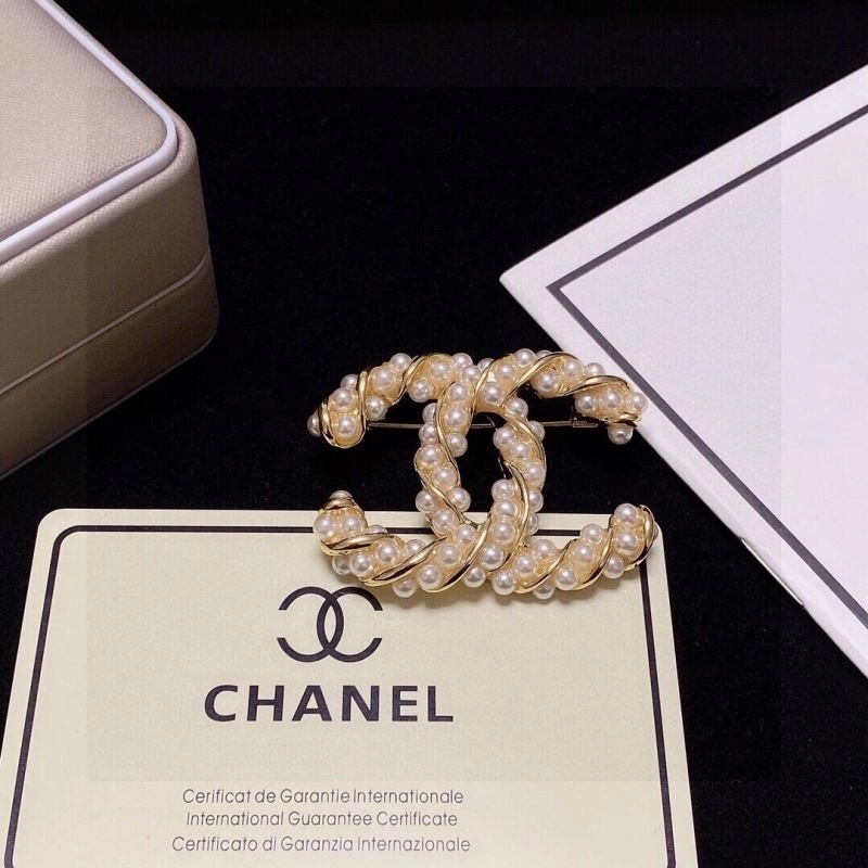 Trendsetting Chanel Brooches 231396