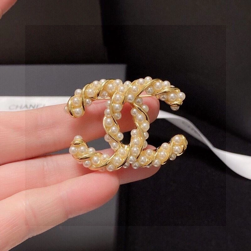 Trendsetting Chanel Brooches 231396