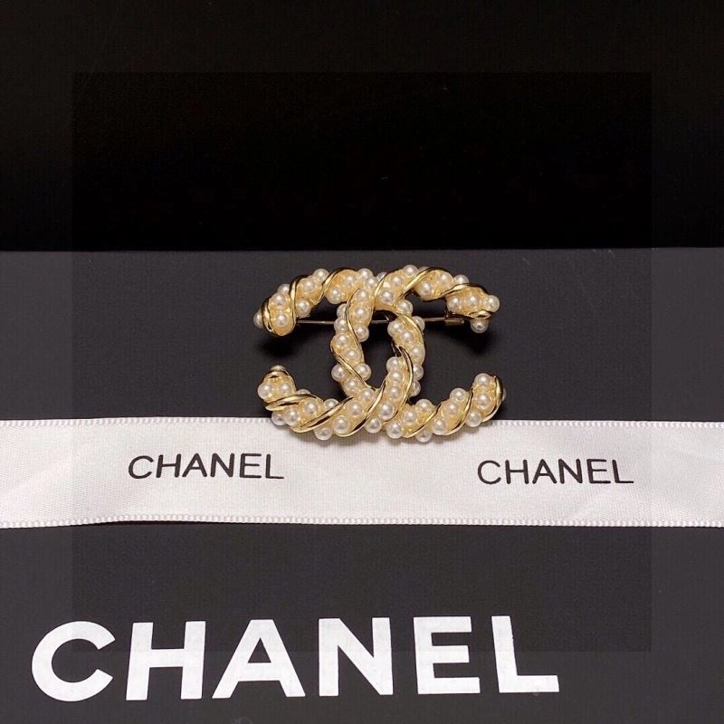 Trendsetting Chanel Brooches 231396
