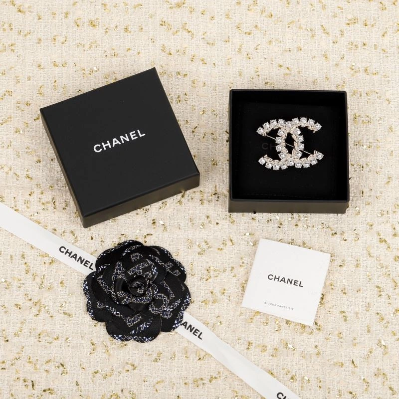 Lightweight Chanel Brooches 231372