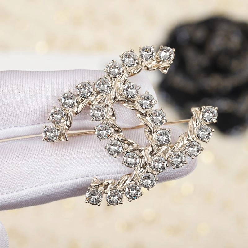 Lightweight Chanel Brooches 231372