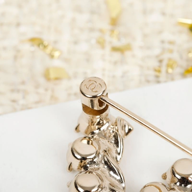 Lightweight Chanel Brooches 231372