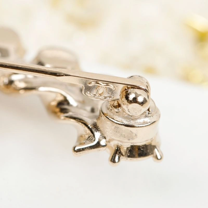 Lightweight Chanel Brooches 231372