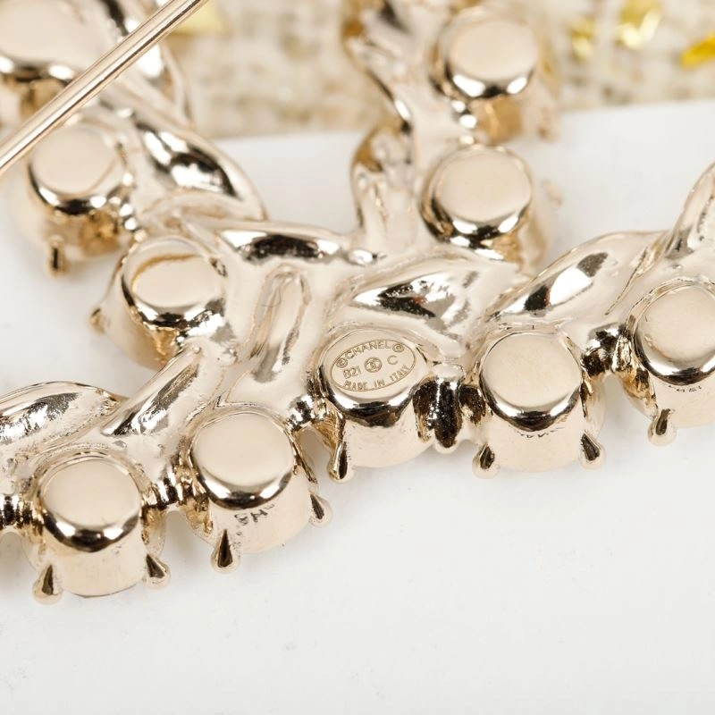 Lightweight Chanel Brooches 231372