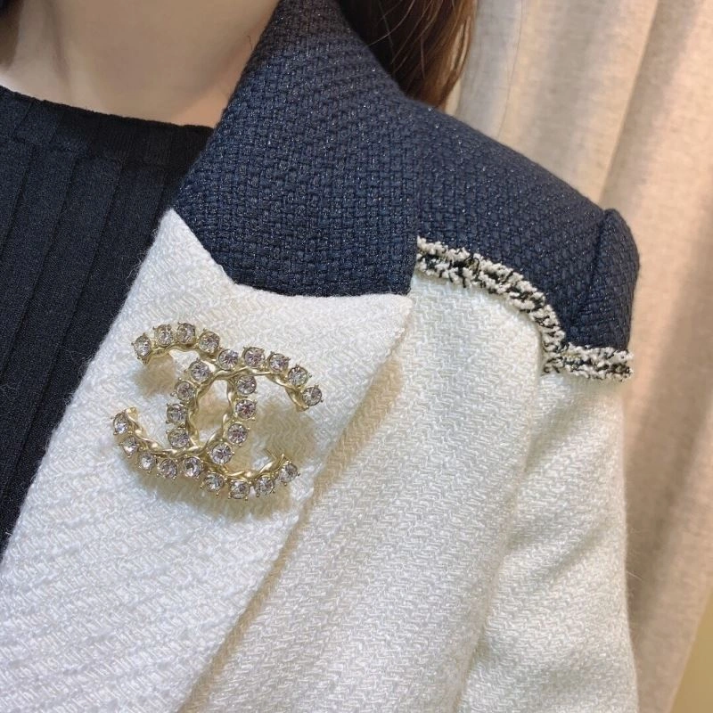 Lightweight Chanel Brooches 231372