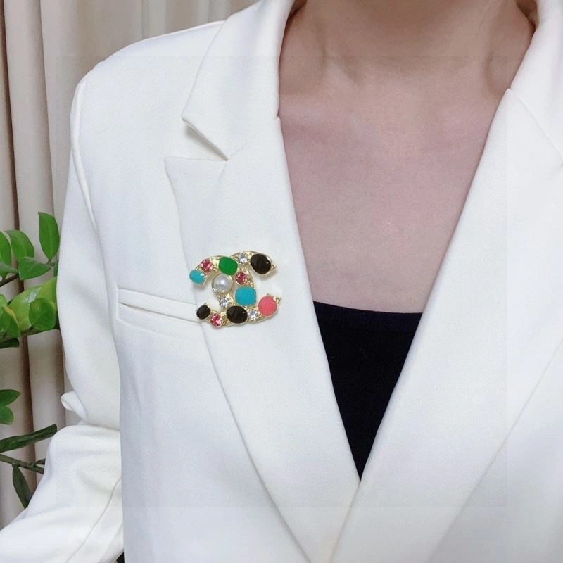 Breathable Chanel Brooches 231386