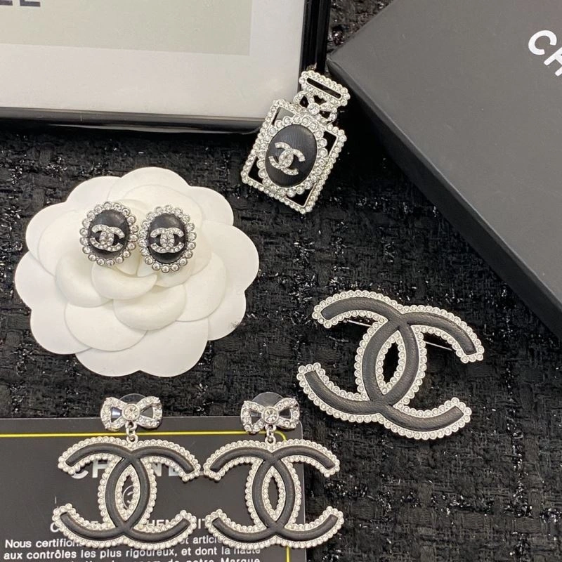 MultiPurpose Chanel Brooches 230897