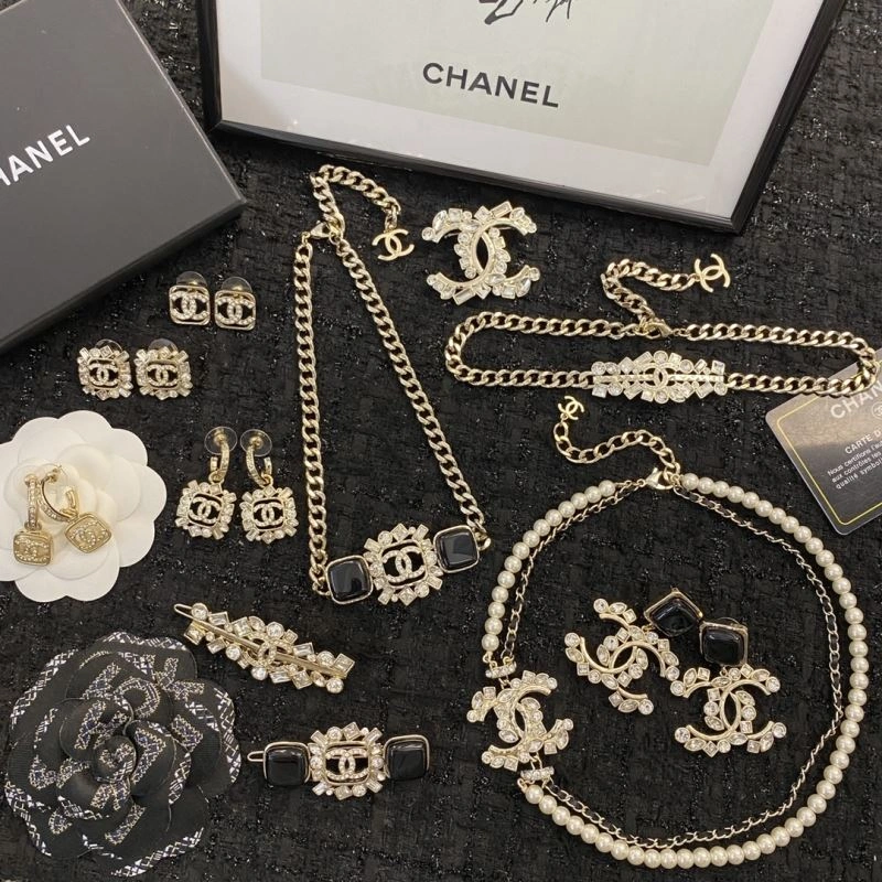SmoothTexture Chanel Brooches 230831