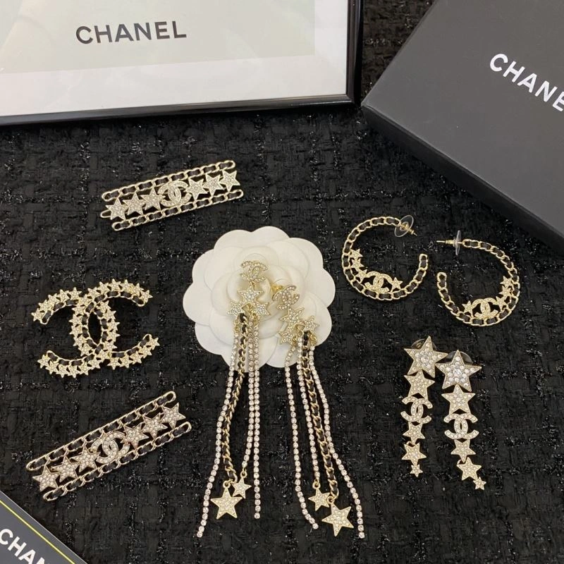 FashionForward Chanel Brooches 230818