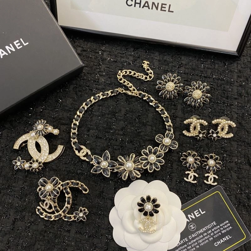 EyeCatching Chanel Brooches 230851