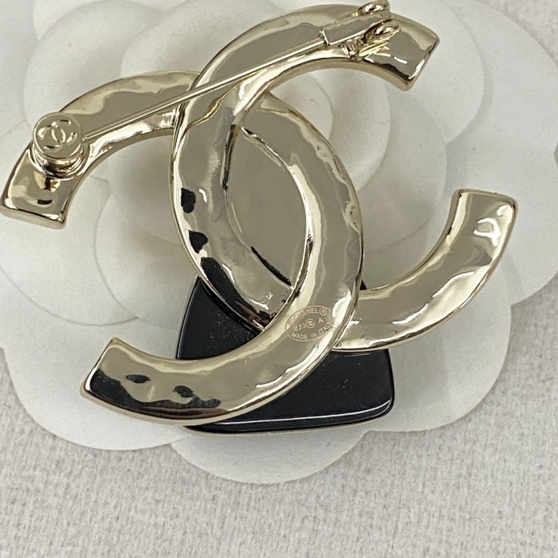 MoistureWicking Chanel Brooches 230849