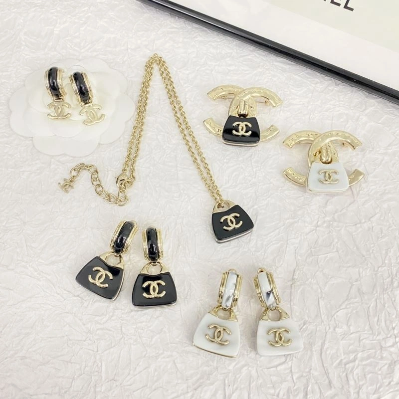 MoistureWicking Chanel Brooches 230849
