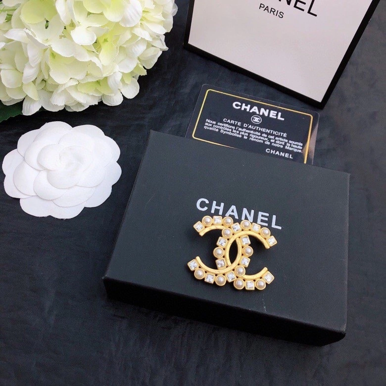 Compact Chanel Brooches 230828